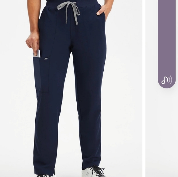 Fabletics Scrub Set- Ion Pants in MP and Vital top in S - Picture 8 of 10
